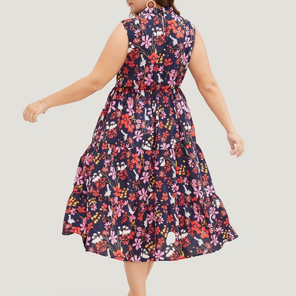 NWT floral pocket dress with mock neck and button closure . - Picture 2 of 8